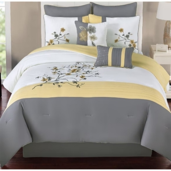 Hallmart Other - Hallmart Comforter Set